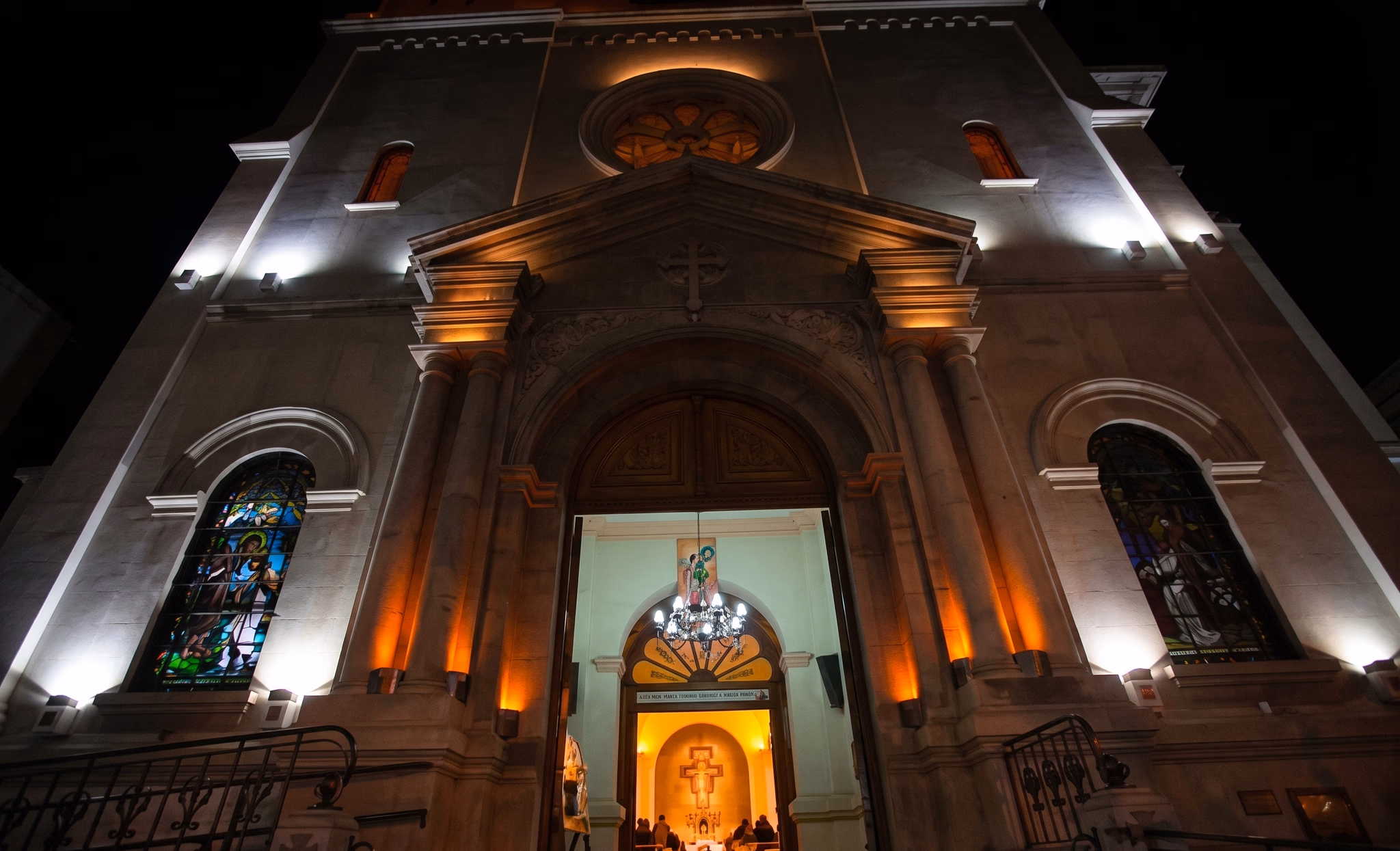 Catedral San Rafael Arcángel de noche